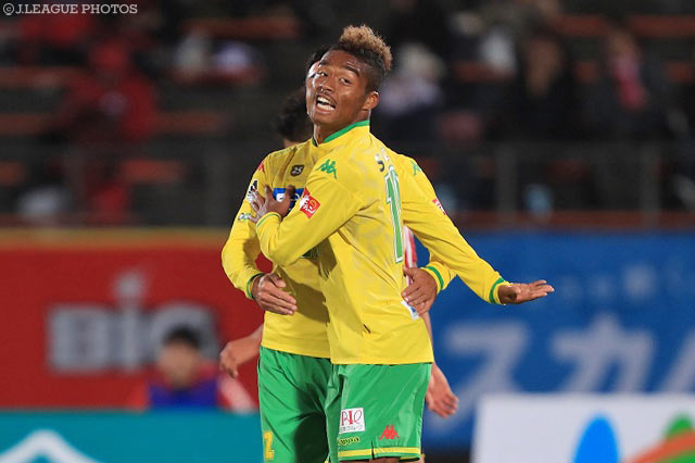 値千金の逆転ヘッドで2試合連続得点のオナイウ 阿道（千葉）【明治安田Ｊ２ 第40節 金沢vs千葉】