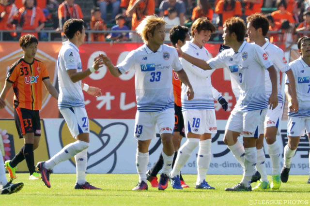 巧みなボールコントロールから先制点を決めた大黒 将志（山形）【明治安田Ｊ２ 第41節 山口vs山形】