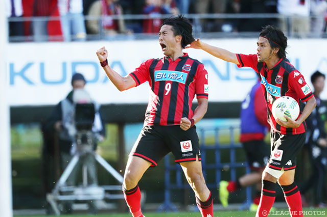 FKを頭で合わせて同点ゴールを決めた都倉 賢（札幌）【明治安田Ｊ２ 第41節 千葉vs札幌】