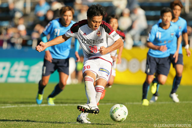 中美 慶哉（金沢）のPKは渋谷 飛翔（横浜FC）の好セーブに阻まれた【明治安田Ｊ２ 第41節 横浜FCvs金沢】