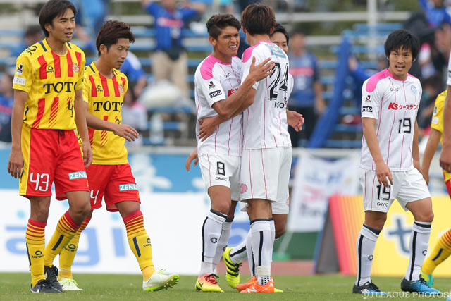 ロメロ フランクのグラウンダーのシュートで先制した水戸【明治安田Ｊ２ 第41節 北九州vs水戸】