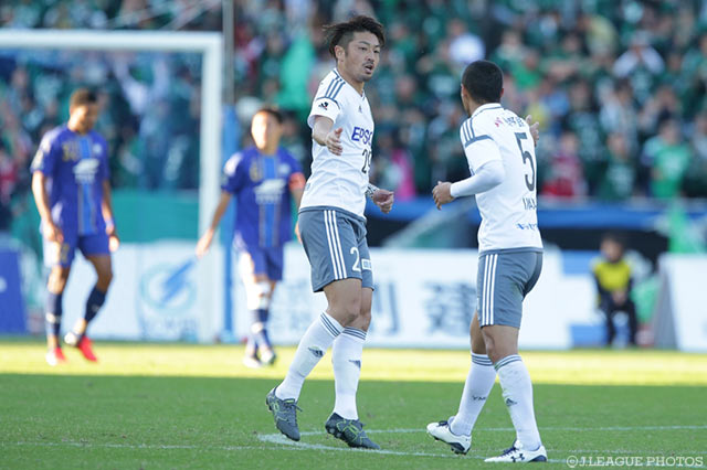 強烈なミドルシュートで1点を返した高崎 寛之（松本）【明治安田Ｊ２ 第41節 町田vs松本】