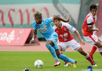 決定的なシュートを放ったレオミネイロ（岐阜）【明治安田Ｊ２ 第41節 熊本vs岐阜】