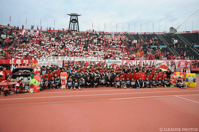 今季ホーム最終戦を勝利で飾り、記念撮影を行った熊本【明治安田Ｊ２ 第41節 熊本vs岐阜】