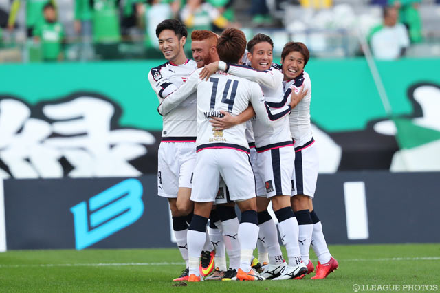 電光石火の先制ミドルを突き刺したソウザ（Ｃ大阪）【明治安田Ｊ２ 第41節 東京ＶvsＣ大阪】