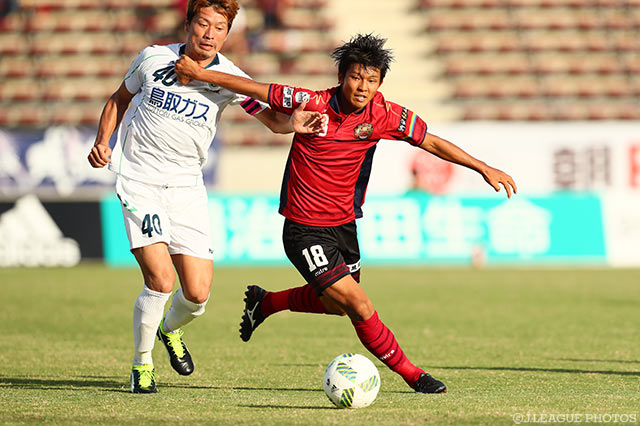 混戦から同点弾を決めた富樫 佑太（琉球）【明治安田Ｊ３ 第29節 琉球vs鳥取】