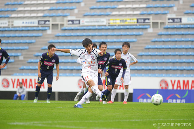 PKから同点弾を叩き込む半谷 陽介（FC東京）。1点目からわずか3分の電光石火の一撃だった【Ｊユースカップ決勝 広島vsFC東京】