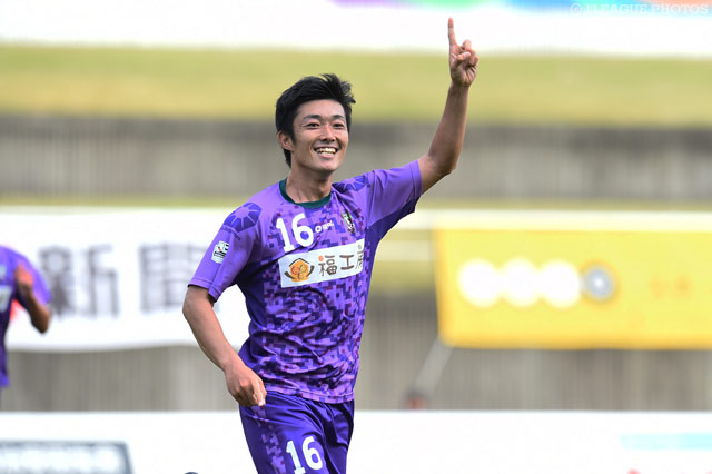 2ゴールでチームを勝利に導いた鮫島晃太（藤枝）【明治安田Ｊ３ 第30節 藤枝vs福島】