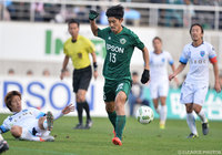 ドリブル突破を図る後藤 圭太（松本）【明治安田Ｊ２ 第42節 松本vs横浜FC】