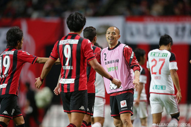 ハーフタイム、ベンチに下がる選手たちを鼓舞する小野 伸二（札幌）【明治安田Ｊ２ 第42節 札幌vs金沢】