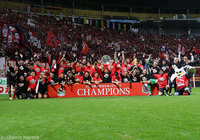 札幌がＪ１昇格とＪ２優勝を決め、サポーターと記念撮影【明治安田Ｊ２ 第42節 札幌vs金沢】 