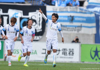 CKを頭で合わせて同点ゴールを決めた西河 翔吾（横浜FC）【明治安田Ｊ２ 第42節 松本vs横浜FC】