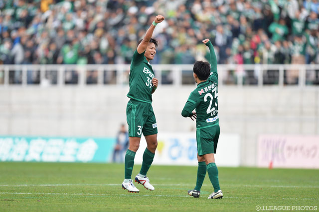 途中出場で決勝ゴールを決めた三島 康平（松本）【明治安田Ｊ２ 第42節 松本vs横浜FC】