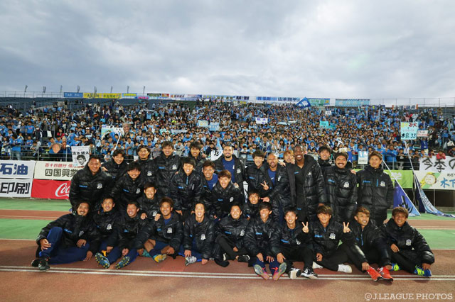 試合後に記念撮影を行った讃岐の選手たち【明治安田Ｊ２ 第42節 讃岐vs千葉】
