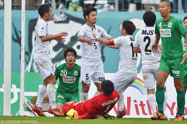 3試合ぶりのゴールとなる先制点を決めた平 智広（東京Ｖ）【明治安田Ｊ２ 第42節 岐阜vs東京Ｖ】