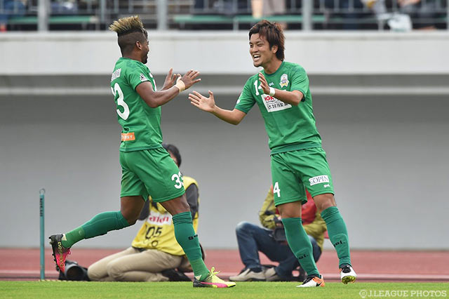 共に同点ゴールを挙げたレオミネイロと風間 宏矢（岐阜）【明治安田Ｊ２ 第42節 岐阜vs東京Ｖ】