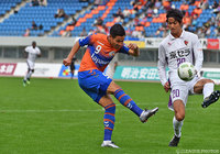 果敢なシュートでゴールに迫った永井 龍（長崎）【明治安田Ｊ２ 第42節 長崎vs京都】