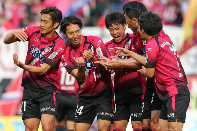 岩政 大樹と押谷 祐樹（#14）の2ゴールで3点をリードした岡山【明治安田Ｊ２ 第42節 岡山vs群馬】 