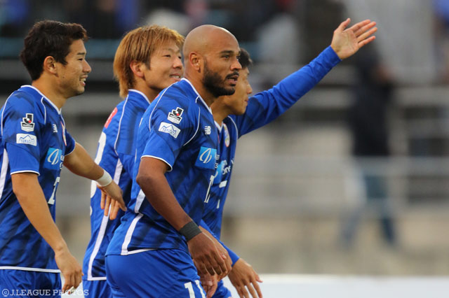 クロスに合わせて先制点を決めたディエゴ（山形）【明治安田Ｊ２ 第42節 山形vs北九州】