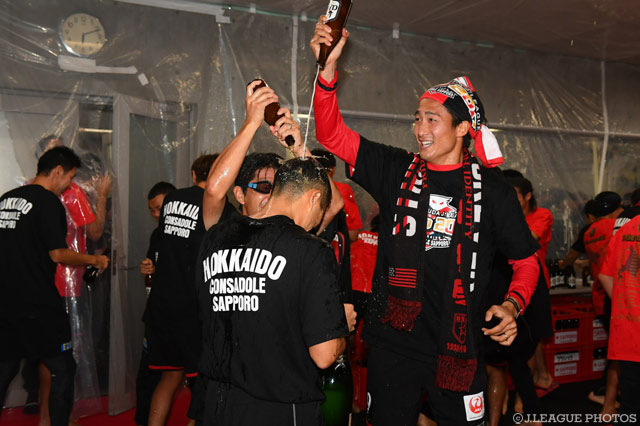 Ｊ２優勝の札幌、歓喜のビールかけ！【明治安田Ｊ２ 第42節 札幌vs金沢】