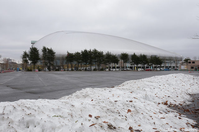 札幌ドーム前には雪が【明治安田Ｊ２ 第42節 札幌vs金沢】