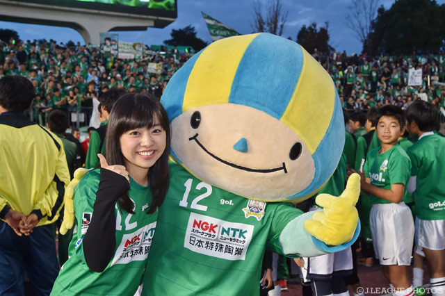 勝って残留決定！ミナモと応援マネージャーの伊藤 寧々さんもにっこり【明治安田Ｊ２ 第42節 岐阜vs東京Ｖ】