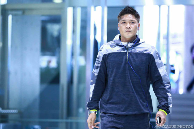 スタジアム入りする大久保 嘉人（川崎Ｆ)【明治安田ＣＳ 準決勝 川崎Ｆvs鹿島】