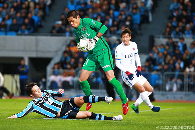 ゴールを死守し、無失点に抑えた曽ヶ端 準（鹿島）【明治安田ＣＳ 準決勝 川崎Ｆvs鹿島】