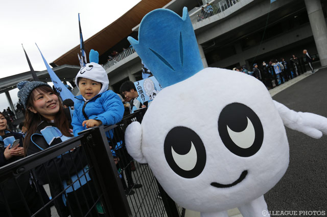 川崎Ｆちびっ子サポーターと触れ合うカブレラ【明治安田ＣＳ 準決勝 川崎Ｆvs鹿島】