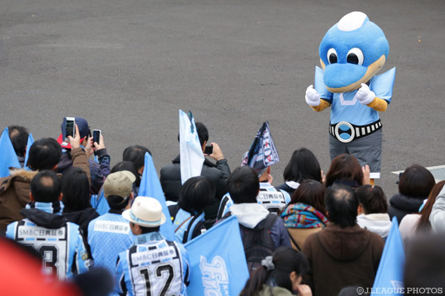 ファン・サポーターの声援に応えるふろん太【明治安田ＣＳ 準決勝 川崎Ｆvs鹿島】