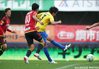 ゴールに迫る上形 洋介（栃木）【Ｊ２・Ｊ３入れ替え戦 第1戦 栃木vs金沢】