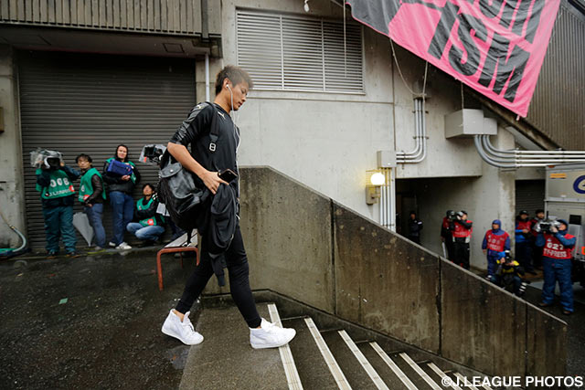スタジアム入りする、キャプテン柿谷 曜一朗（Ｃ大阪）【Ｊ１昇格プレーオフ 準決勝 Ｃ大阪vs京都】