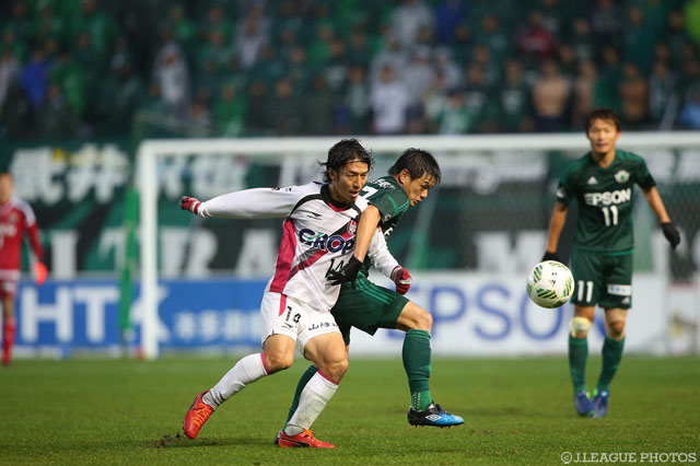 雨の中激しい球際の攻防が繰り広げられた前半【Ｊ１昇格プレーオフ 準決勝 松本vs岡山】