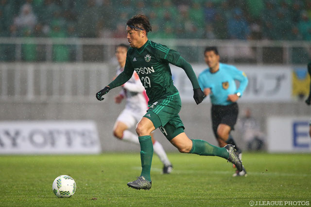 最前線からゴールを窺った高崎 寛之（松本）【Ｊ１昇格プレーオフ 準決勝 松本vs岡山】