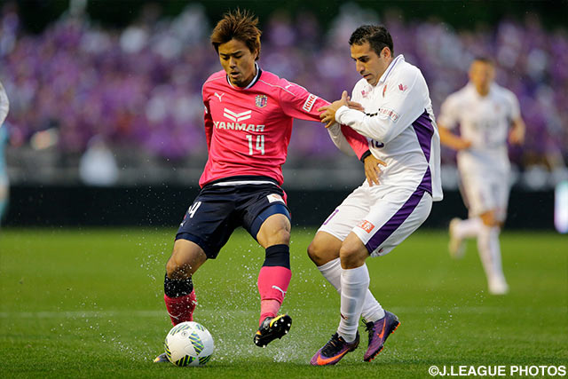 激しいマッチアップを見せる丸橋 祐介（Ｃ大阪）とエスクデロ 競飛王（京都）【Ｊ１昇格プレーオフ 準決勝 Ｃ大阪vs京都】