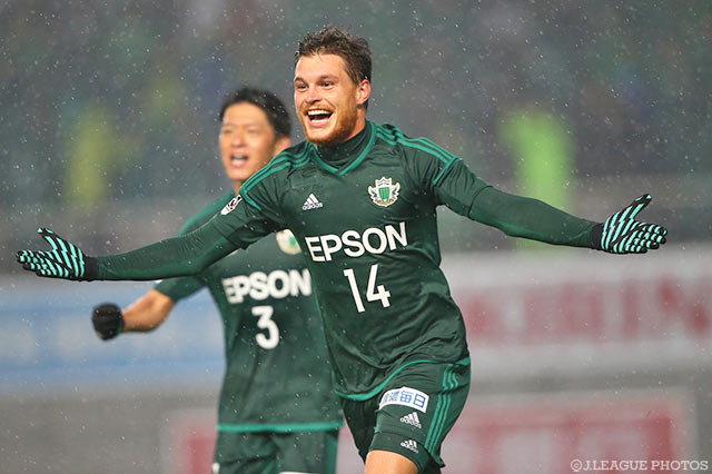 パウリーニョの同点ヘッドで試合を振り出しに戻した松本【Ｊ１昇格プレーオフ 準決勝 松本vs岡山】