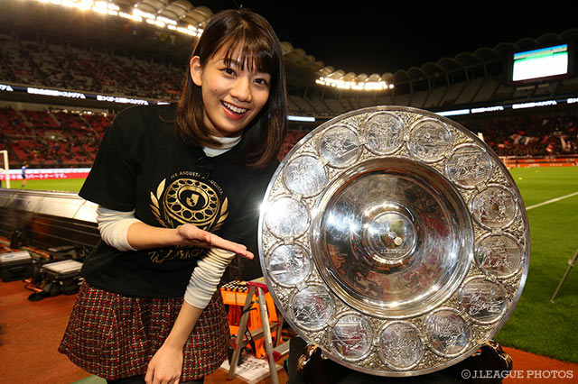 女子マネ佐藤 美希がピッチサイドに登場【明治安田ＣＳ 決勝 第1戦 鹿島vs浦和】