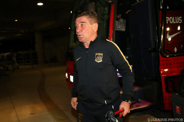 待ち侘びたタイトルはもう目前に。年間勝ち点１位の浦和の指揮官ミハイロ ペトロヴィッチは今日も自己流を貫く【明治安田ＣＳ 決勝 第1戦 鹿島vs浦和】