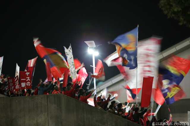 冬の夜空、ほとばしる熱気。身に纏ったユニフォームのように、鹿島アントラーズは赤く燃える【明治安田ＣＳ 決勝 第1戦 鹿島vs浦和】