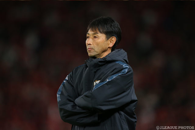 ピッチサイドから試合を見守る石井 正忠監督（鹿島）【明治安田ＣＳ 決勝 第1戦 鹿島vs浦和】