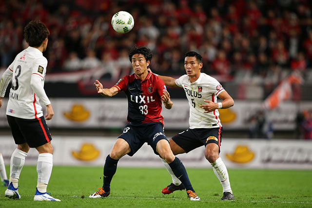 鹿島の金崎 夢生と浦和の槙野 智章がマッチアップ。代表経験者同士が火花を散らす【明治安田ＣＳ 決勝 第1戦 鹿島vs浦和】