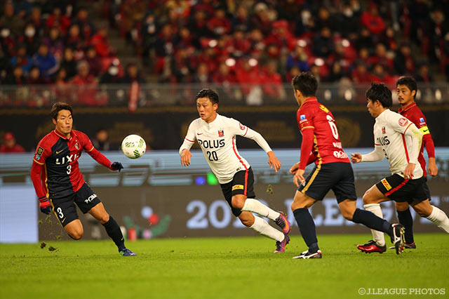 ボールを運ぶ李 忠成（浦和）。多彩なプレーでチャンスメーク【明治安田ＣＳ 決勝 第1戦 鹿島vs浦和】