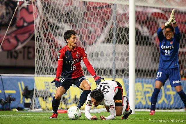 興梠 慎三（浦和）のシュートを山本 脩斗（鹿島）が阻む。ゴール前の攻防は激しさを増す【明治安田ＣＳ 決勝 第1戦 鹿島vs浦和】