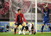 興梠 慎三（浦和）のシュートを山本 脩斗（鹿島）が阻む。ゴール前の攻防は激しさを増す【明治安田ＣＳ 決勝 第1戦 鹿島vs浦和】