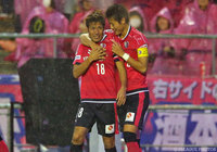 待望の先制点を挙げた清原 翔平を称える柿谷 曜一朗（Ｃ大阪）【Ｊ１昇格プレーオフ 決勝 Ｃ大阪vs岡山】