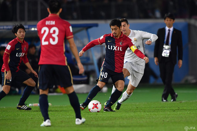中盤でドリブル突破を図る小笠原 満男（鹿島）【クラブＷ杯 決勝 レアル・マドリードvs鹿島】