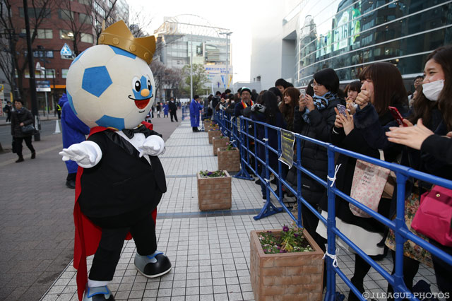 会場前でグリーティングを行うＪリーグキング【２０１６Ｊリーグアウォーズ】