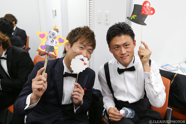 サンタクロースの髭を付けてお茶目な西川 周作（浦和）と李 忠成（浦和）【２０１６Ｊリーグアウォーズ】