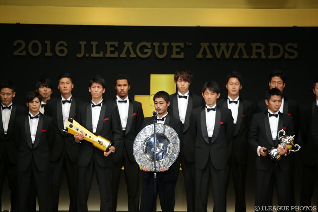 シャーレを持ち、Ｊリーグ王者に輝いた今季を振り返った小笠原 満男（鹿島）【２０１６Ｊリーグアウォーズ】