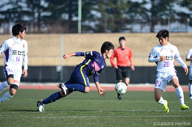 ゴール前で激しい攻防を繰り広げる広島ユースと京都U-18の選手たち【JINYC GS 第1節 広島ユースvs京都U-18】